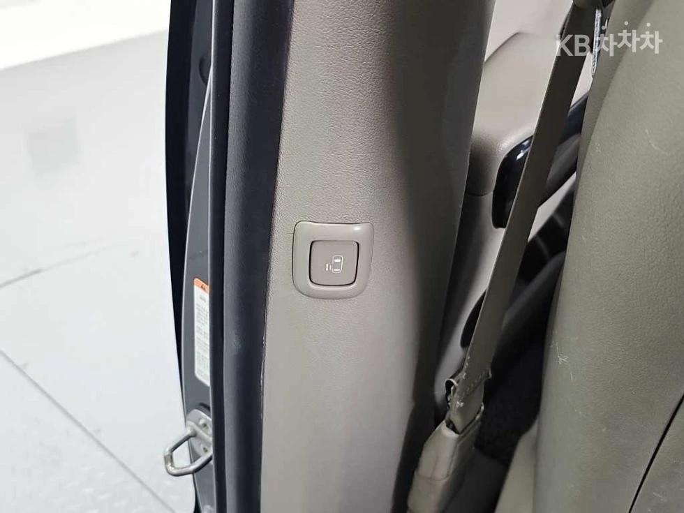 Kia Carnival, снимка 14 - Автомобили и джипове - 54610541