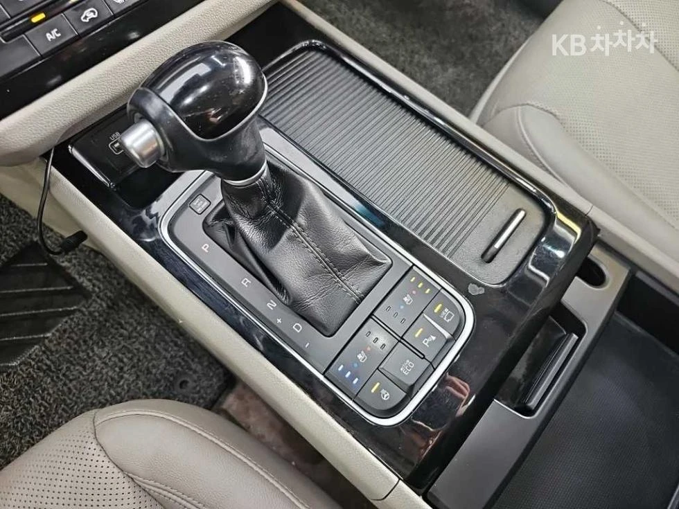 Kia Carnival, снимка 8 - Автомобили и джипове - 54610541