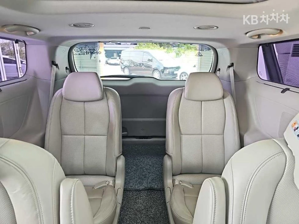 Kia Carnival, снимка 15 - Автомобили и джипове - 54610541
