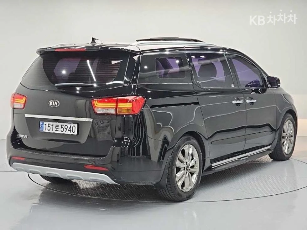 Kia Carnival, снимка 4 - Автомобили и джипове - 54610541