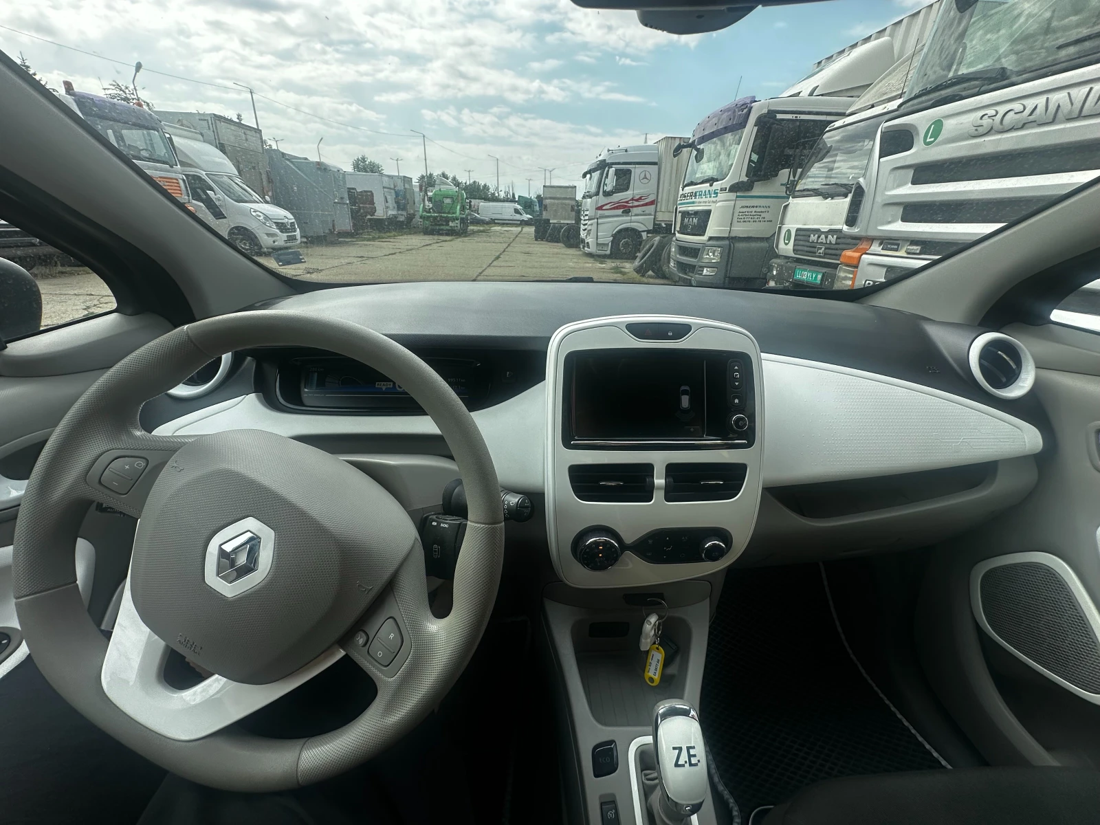 Renault Zoe, снимка 14 - Автомобили и джипове - 55829601