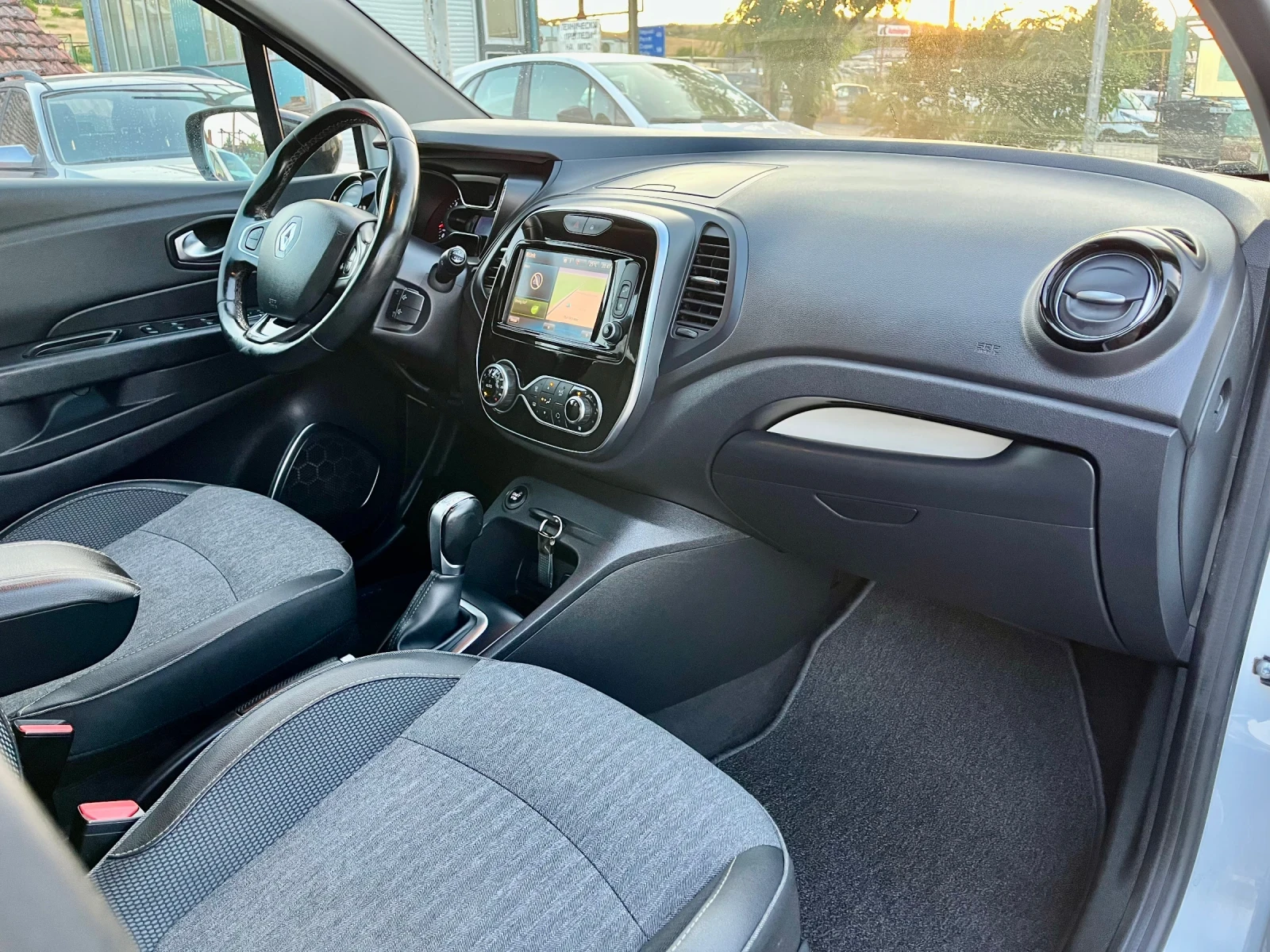 Renault Captur 1.5 dci ~INTENS+ / LED Pure Vision / R-link, снимка 10 - Автомобили и джипове - 56230438