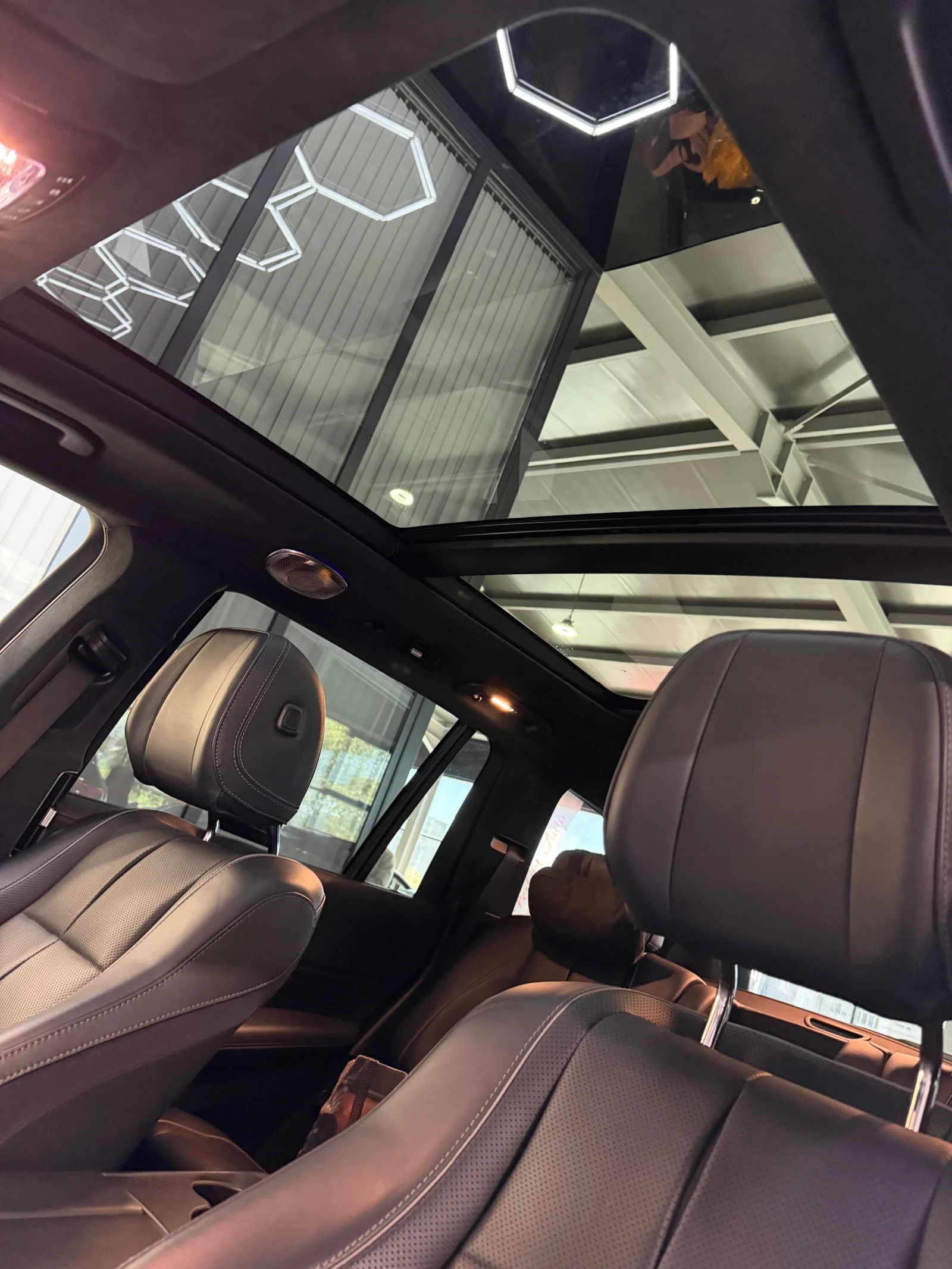 Mercedes-Benz GLS580 AMG 4 MATIC * FULL Екстри* BURMESTER* Панорама* 6+, снимка 16 - Автомобили и джипове - 54345718