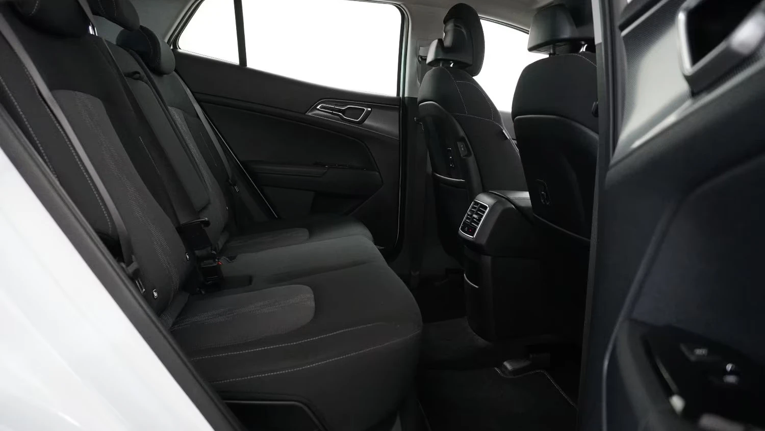 Kia Sportage PHEV/265HP/4WD/GT-LINE/CAM/KLESS/CPLAY/NAVI/588q, снимка 15 - Автомобили и джипове - 55654562