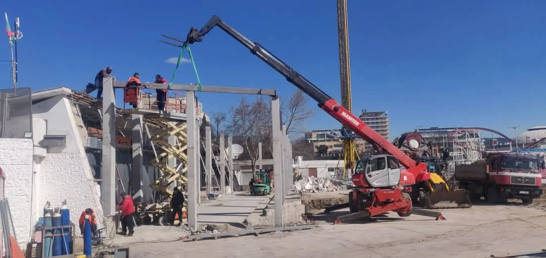 Телескопичен товарач Manitou MRT 2540 - изображение 2