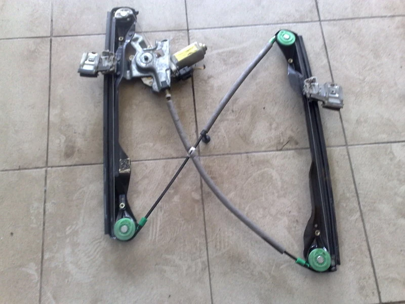 ел.машинка предно дясно стъкло за Форд Фокус (тъмно син) комби,стъклоповдигач