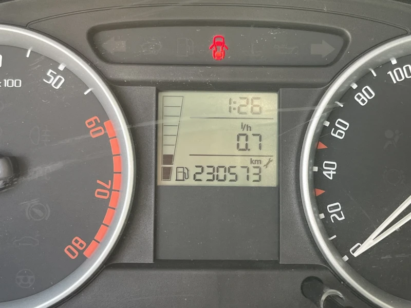 Skoda Fabia 1.4 - Бензин, снимка 11 - Автомобили и джипове - 50176790