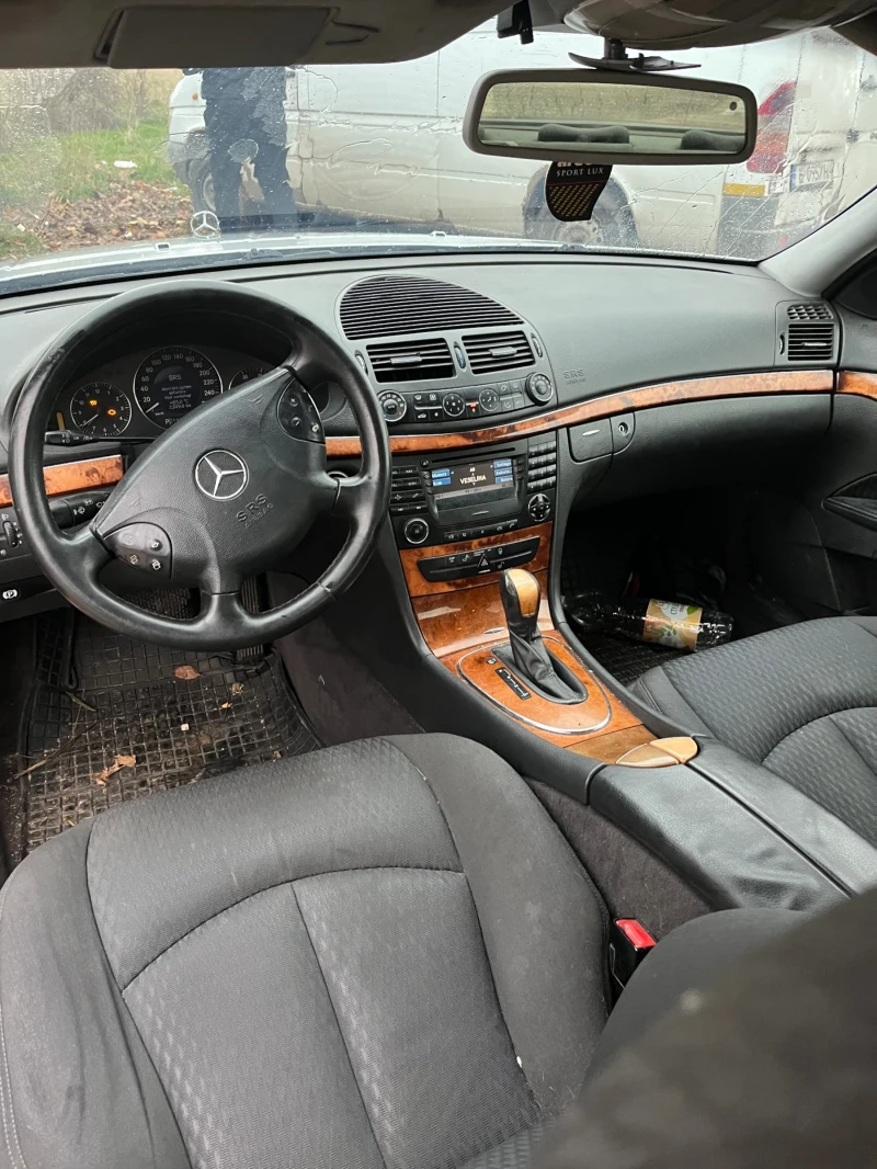 Mercedes-Benz E 220, снимка 5 - Автомобили и джипове - 52651744
