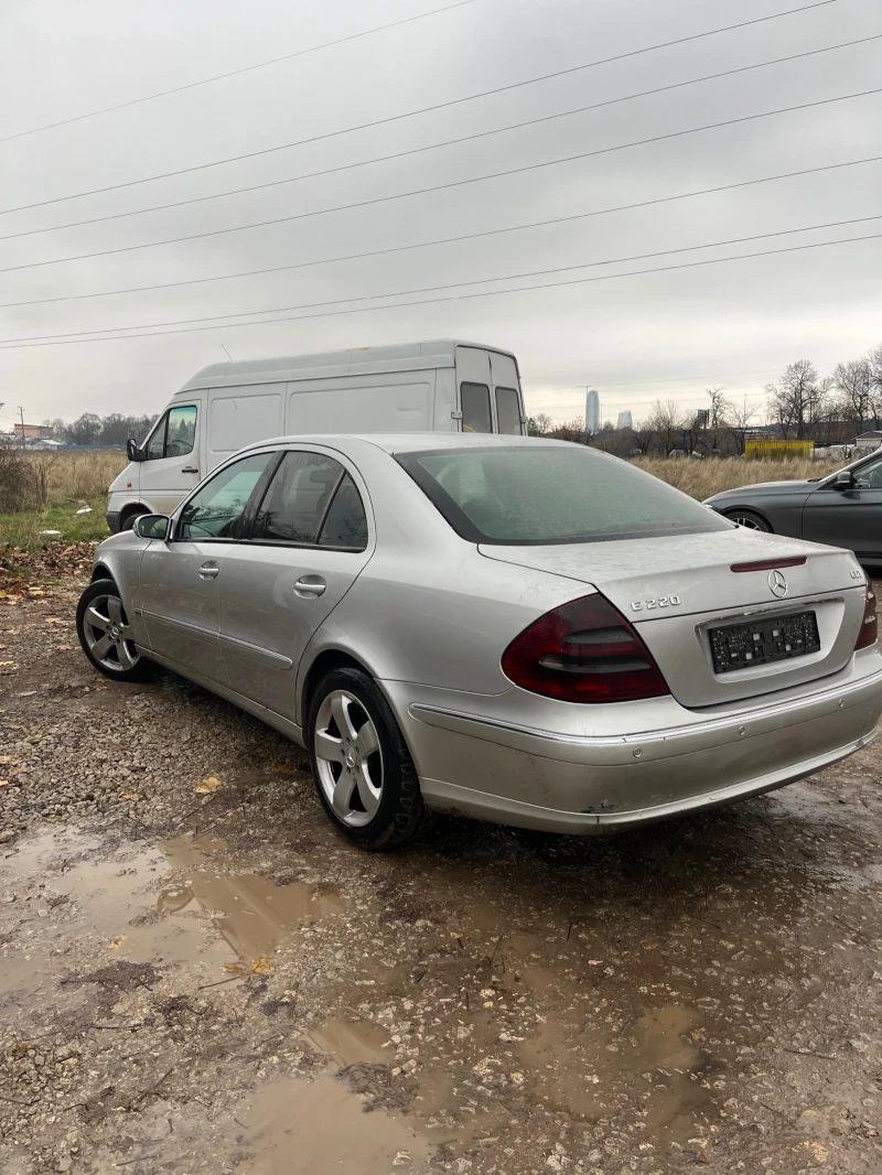 Mercedes-Benz E 220, снимка 3 - Автомобили и джипове - 52651744