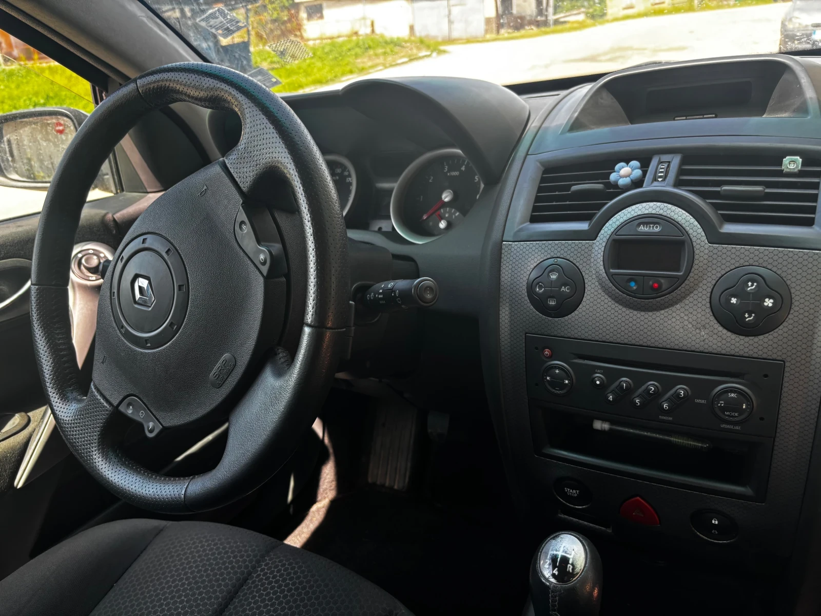 Renault Megane 1.6, снимка 9 - Автомобили и джипове - 54669315