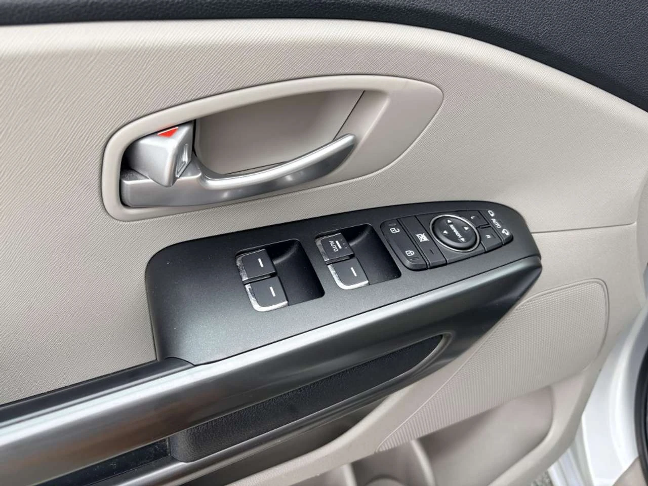 Kia Sedona 8 PASSAGERS / LX+ , снимка 8 - Автомобили и джипове - 56636291