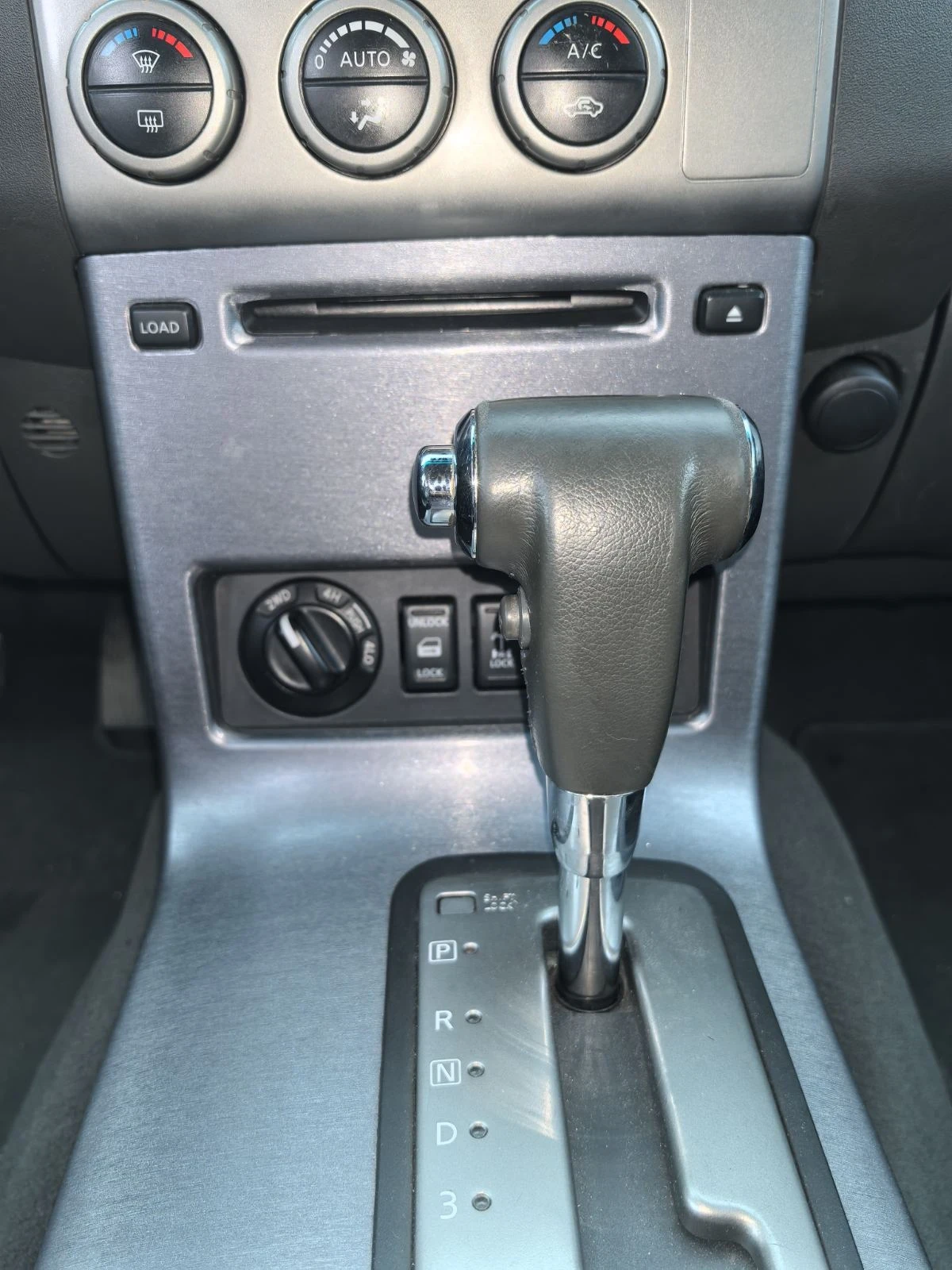 Nissan Navara 2.5 dCi, снимка 9 - Автомобили и джипове - 54892842