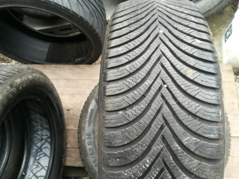 Гуми Зимни 205/60R16, снимка 1 - Гуми и джанти - 20430898