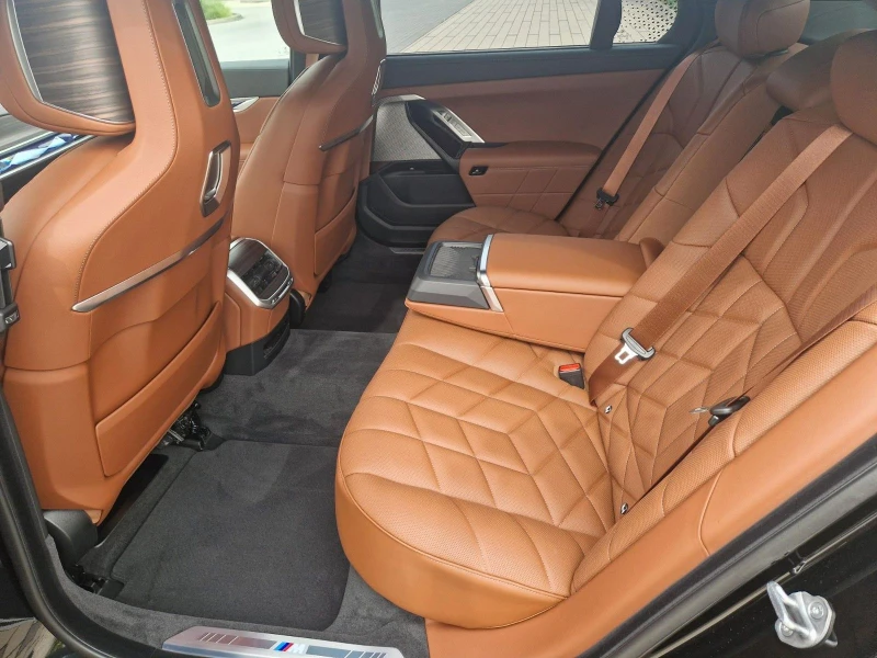 BMW 760 xDRIVE/571HP/LIMOUSINE/ACC/WIFI/TSR/721b, снимка 11 - Автомобили и джипове - 48680886