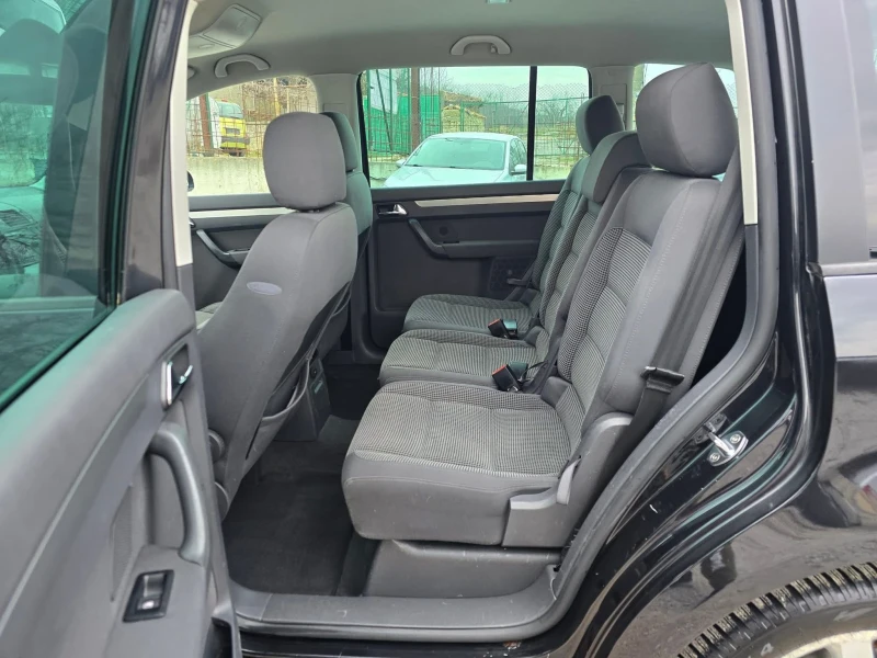 VW Touran 1.9TDI 105K.C. / АВТОМАТ / НАВИ / ПОДГРЕВ , снимка 10 - Автомобили и джипове - 48792423