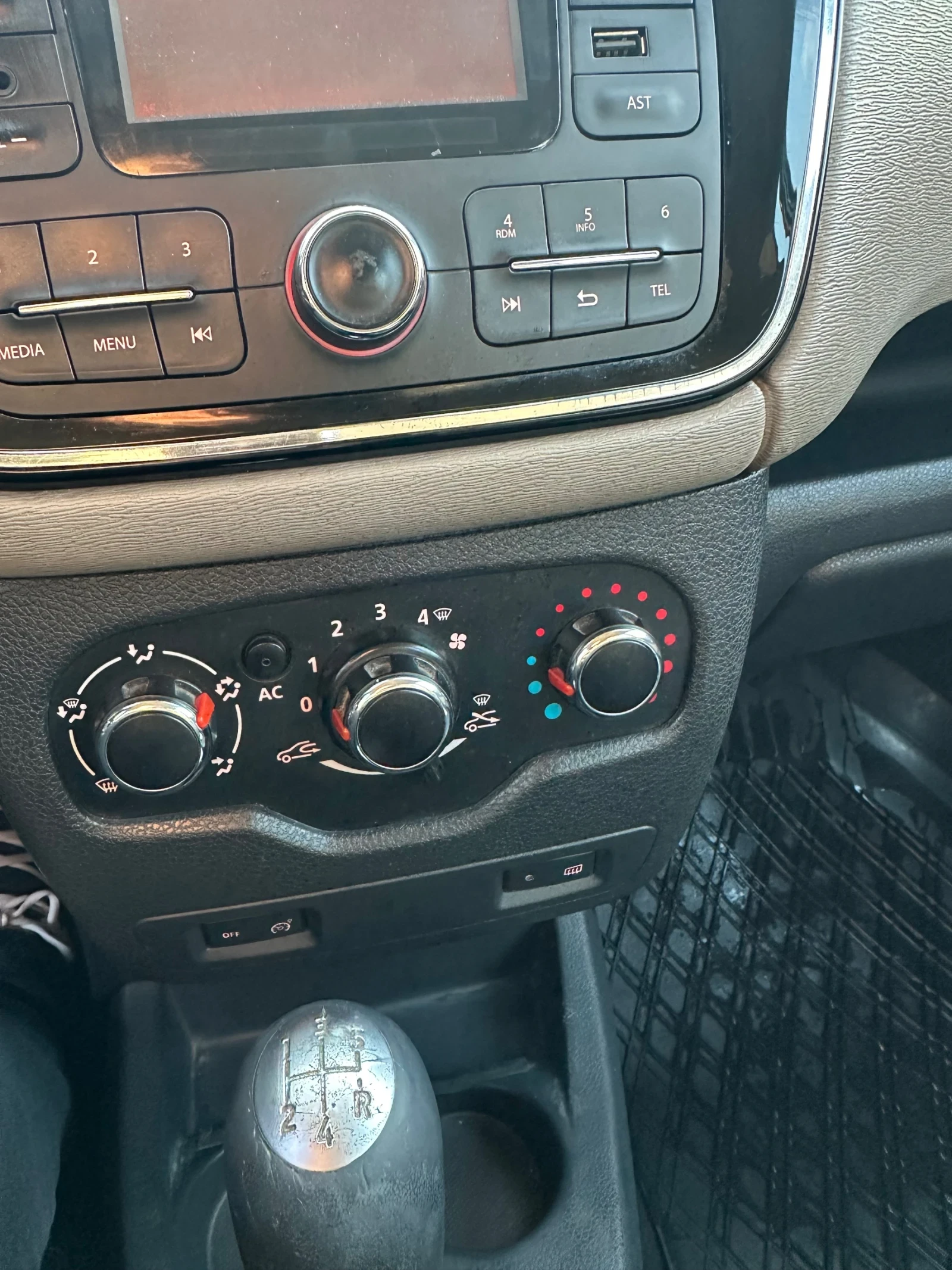 Dacia Lodgy 1, 6/83 газ-бензин, снимка 4 - Автомобили и джипове - 54113993