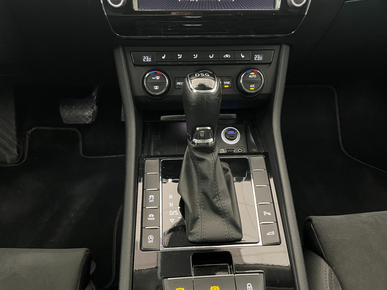 Skoda Superb 2.0* TDI* DSG* 190k.c* Canton* Мъртва точка, снимка 15 - Автомобили и джипове - 56059957