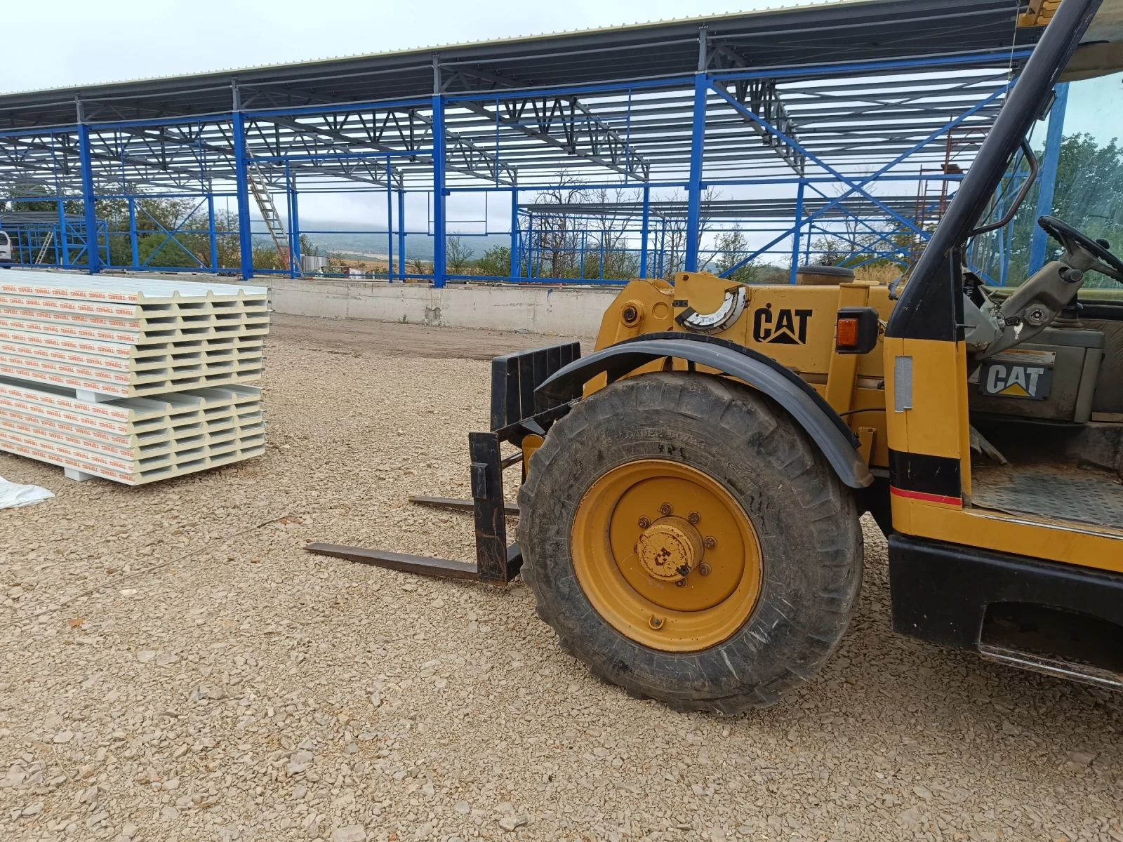 Телескопичен товарач Caterpillar TH62 - изображение 2