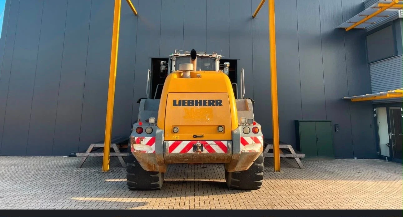Челен товарач Liebherr L 586, снимка 3 - Индустриална техника - 56706434