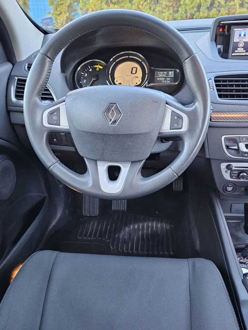 Renault Megane 1.5dci Автоматик/Навигация/ Напълно обслужена , снимка 12 - Автомобили и джипове - 47520121