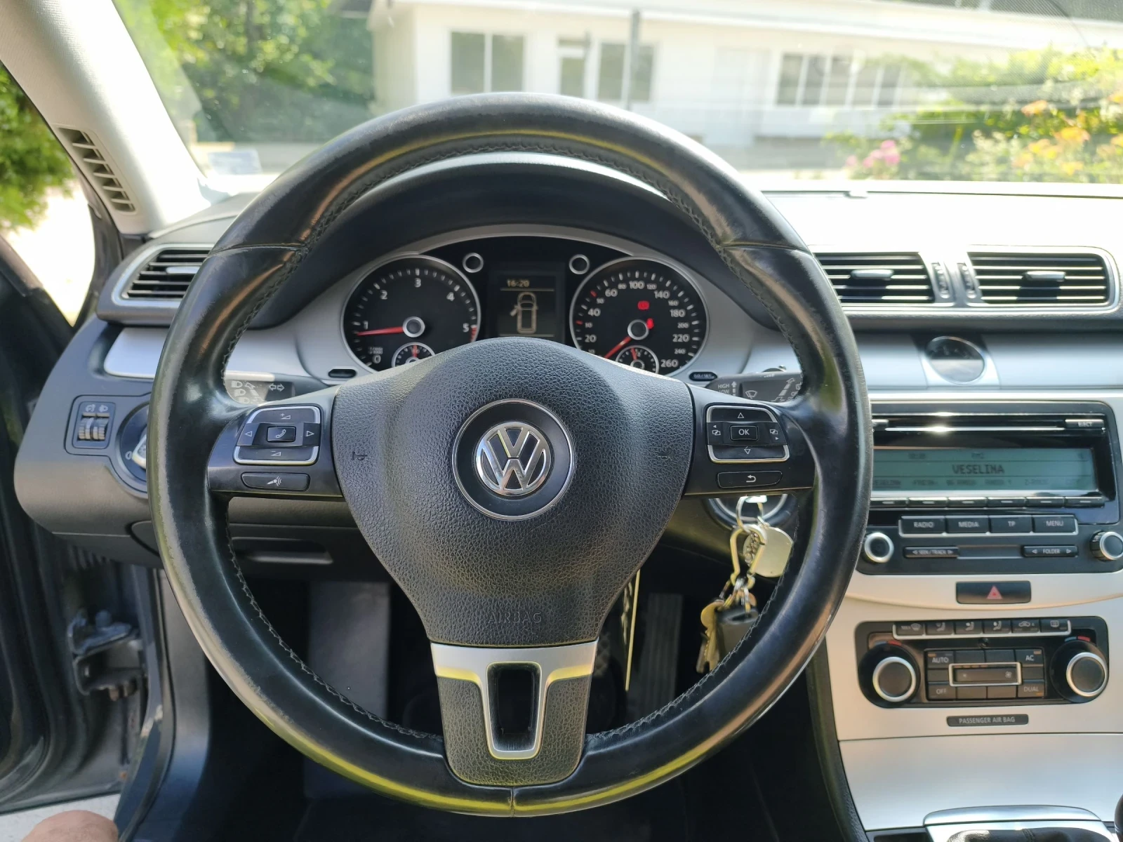 VW Passat 1.6 TDI , снимка 15 - Автомобили и джипове - 54989704