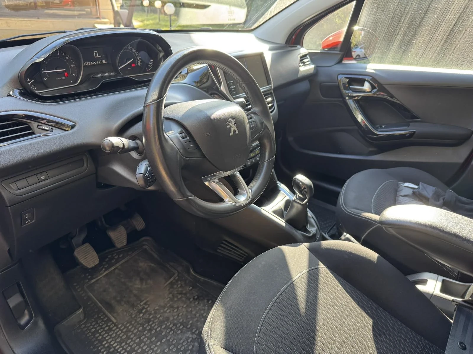 Peugeot 208, снимка 12 - Автомобили и джипове - 55475958