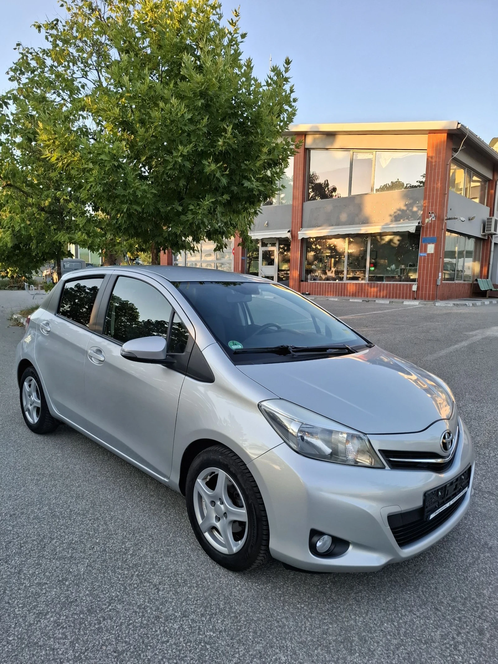 Toyota Yaris 1.3i * 99кс * Face * Navi