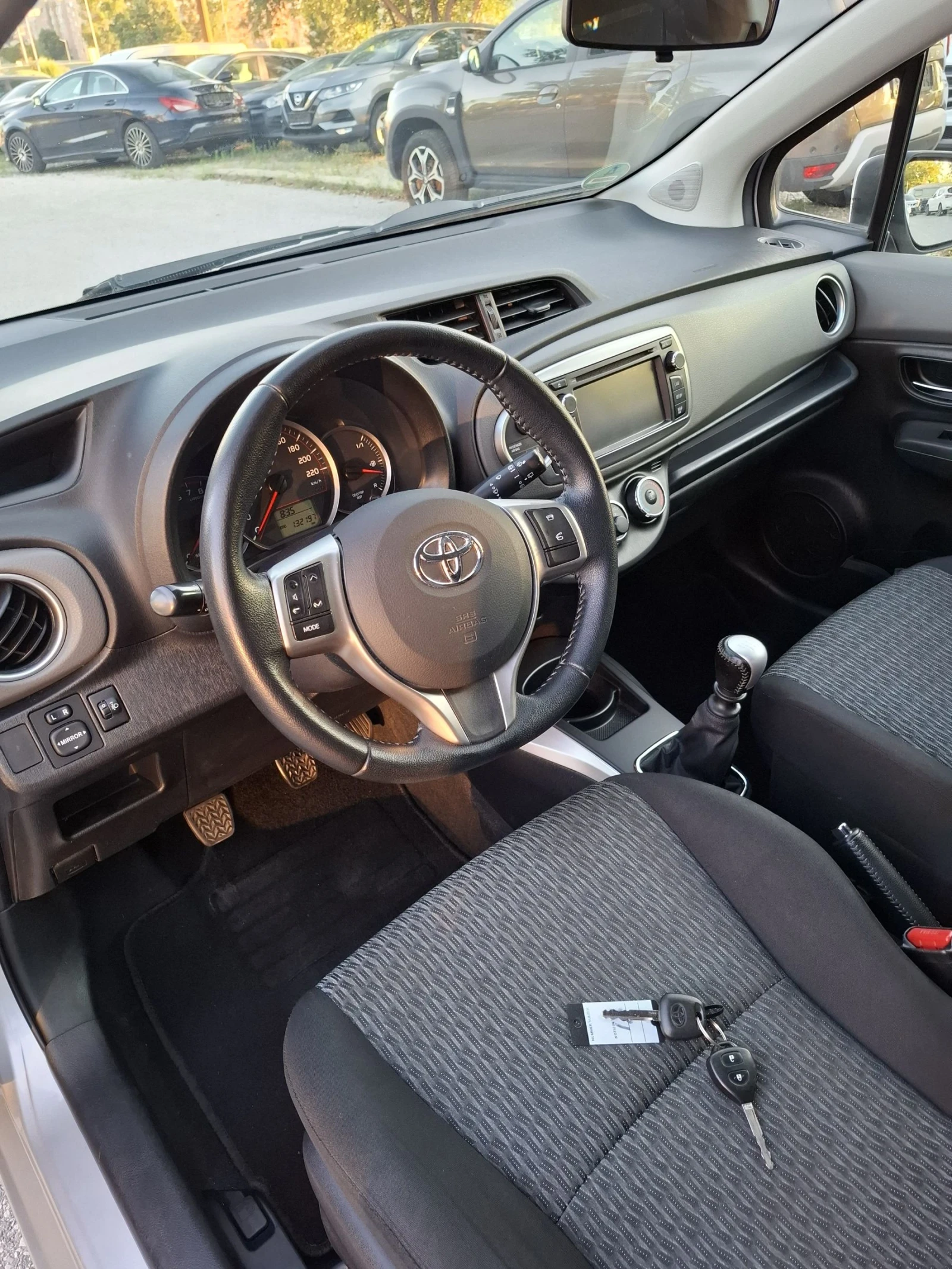 Toyota Yaris 1.3i * 99кс * Face * Navi, снимка 12 - Автомобили и джипове - 55538959