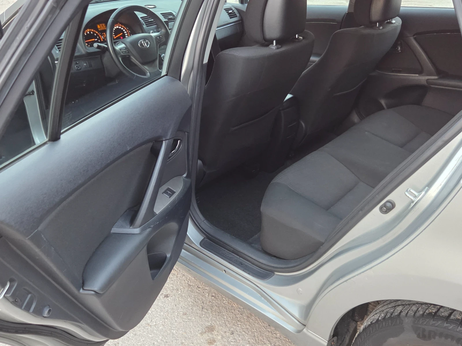 Toyota Avensis, снимка 11 - Автомобили и джипове - 55831667