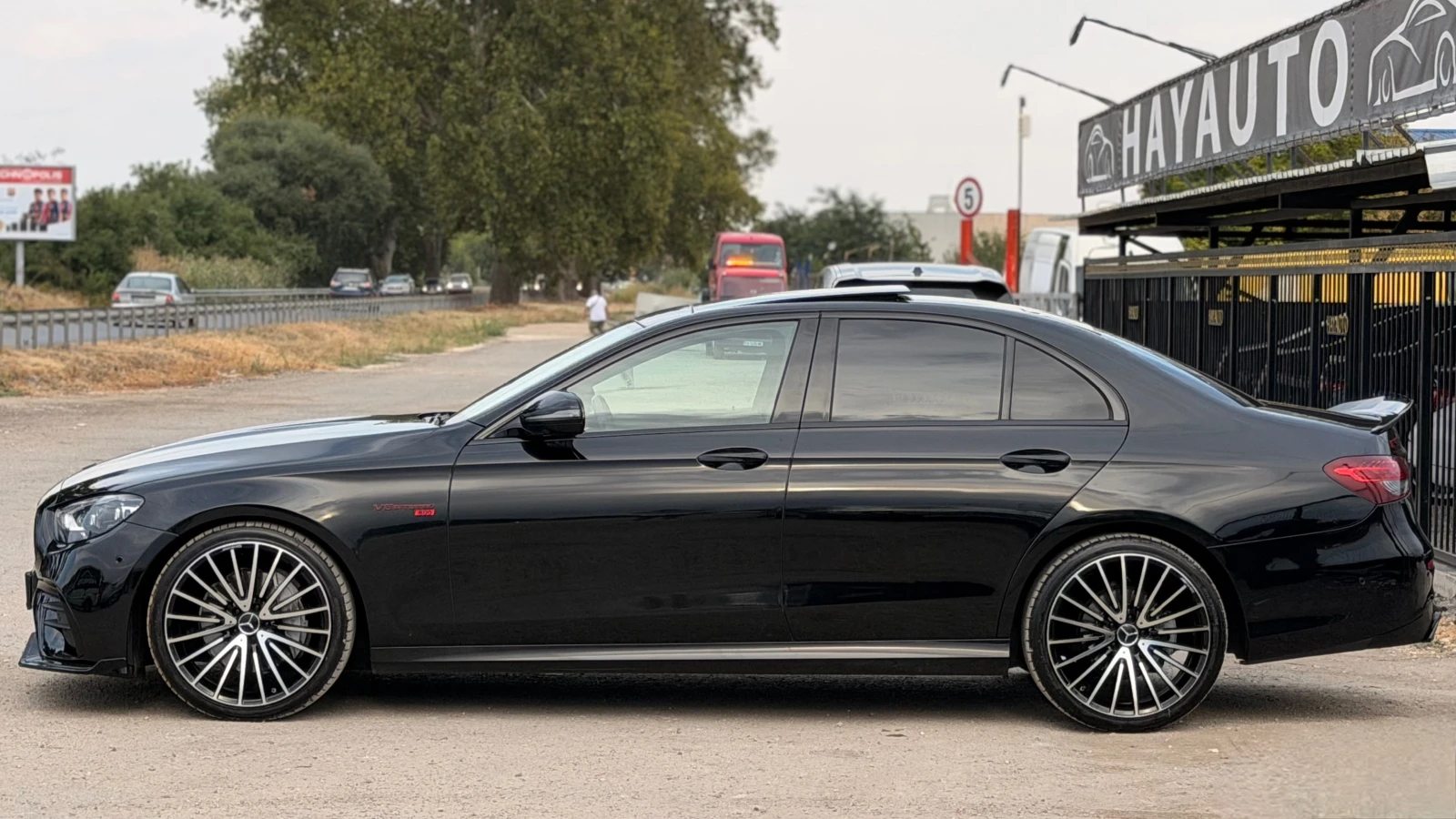 Mercedes-Benz E 220 d= 4MATIC= AMG= BRABUS= PANORAMA= BURMESTER= KEYLE, снимка 8 - Автомобили и джипове - 55930813