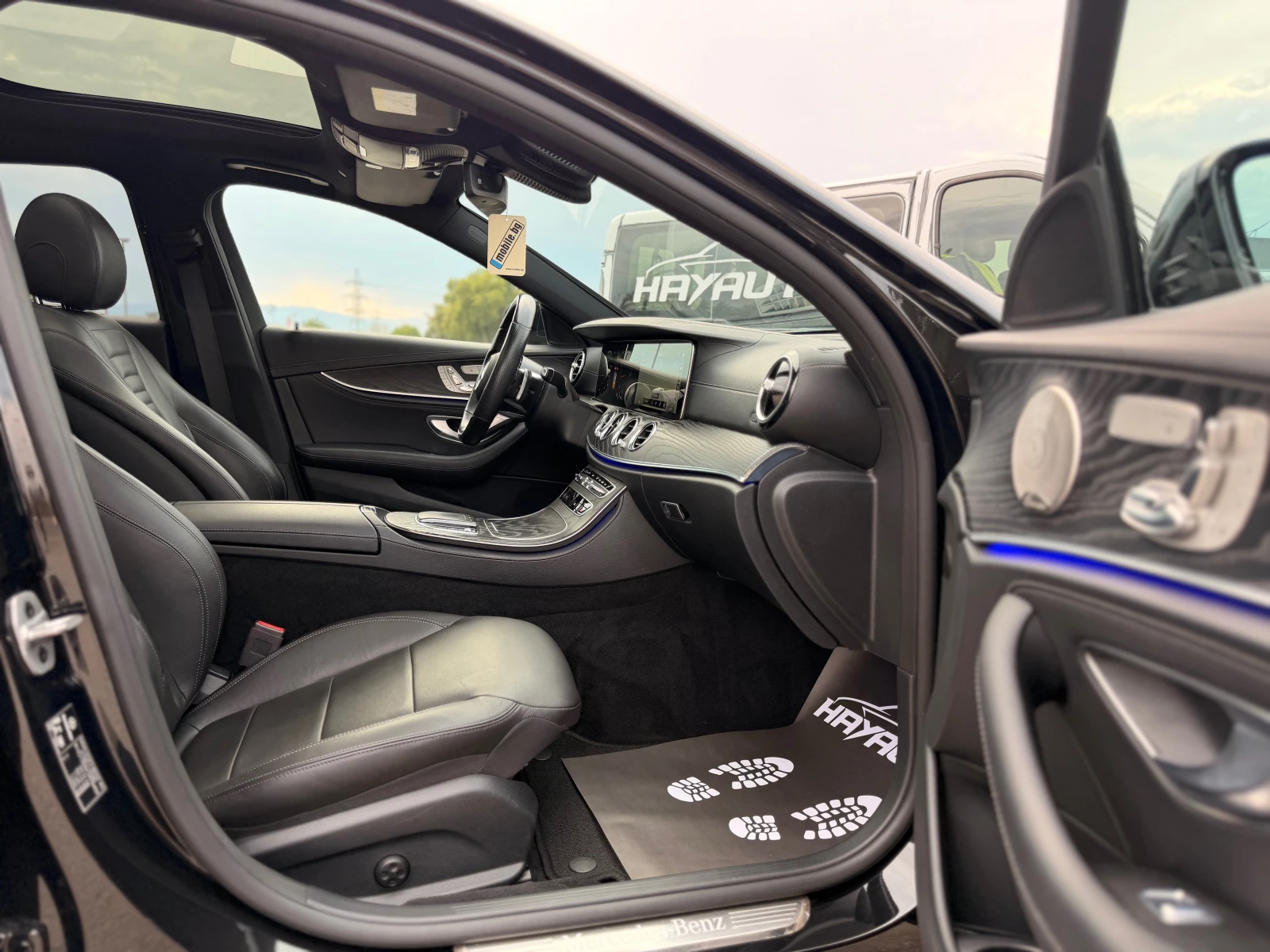 Mercedes-Benz E 220 d= 4MATIC= AMG= BRABUS= PANORAMA= BURMESTER= KEYLE, снимка 11 - Автомобили и джипове - 55930813