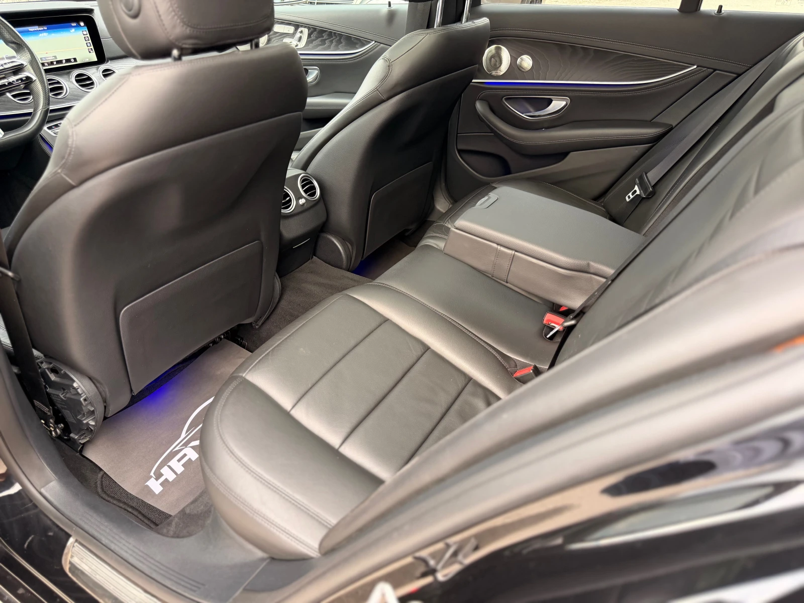 Mercedes-Benz E 220 d= 4MATIC= AMG= BRABUS= PANORAMA= BURMESTER= KEYLE, снимка 13 - Автомобили и джипове - 55930813