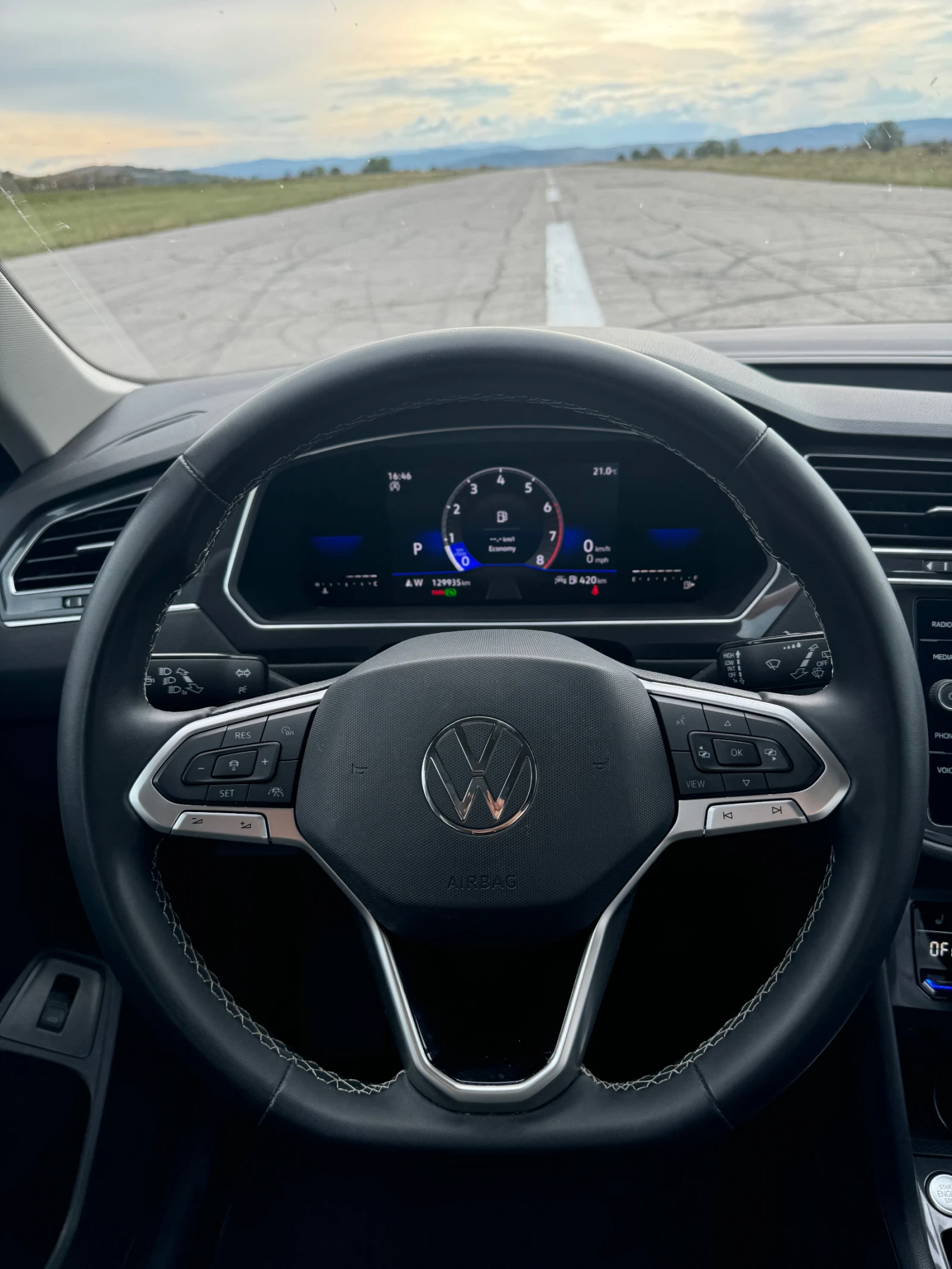 VW Tiguan Allspace SE 2.0 TFSI | Digital Cockpit | DSG | Подгрев | , снимка 11 - Автомобили и джипове - 53810745