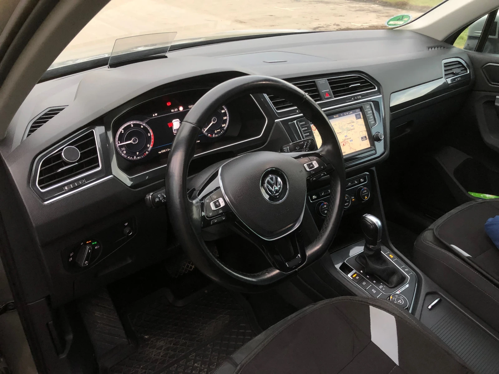 VW Tiguan 2.0 HIGHLINE BMT, снимка 9 - Автомобили и джипове - 53969888