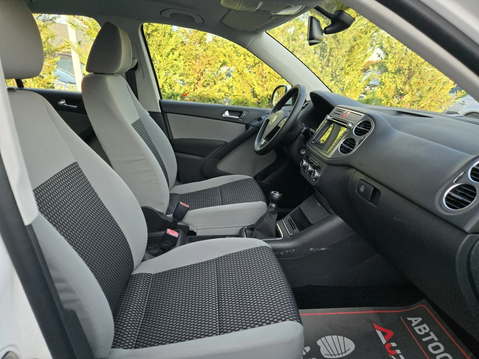 VW Tiguan 2.0TDI-140кс= 6СКОРОСТИ= НАВИ= TREND&FUN, снимка 15 - Автомобили и джипове - 56087270