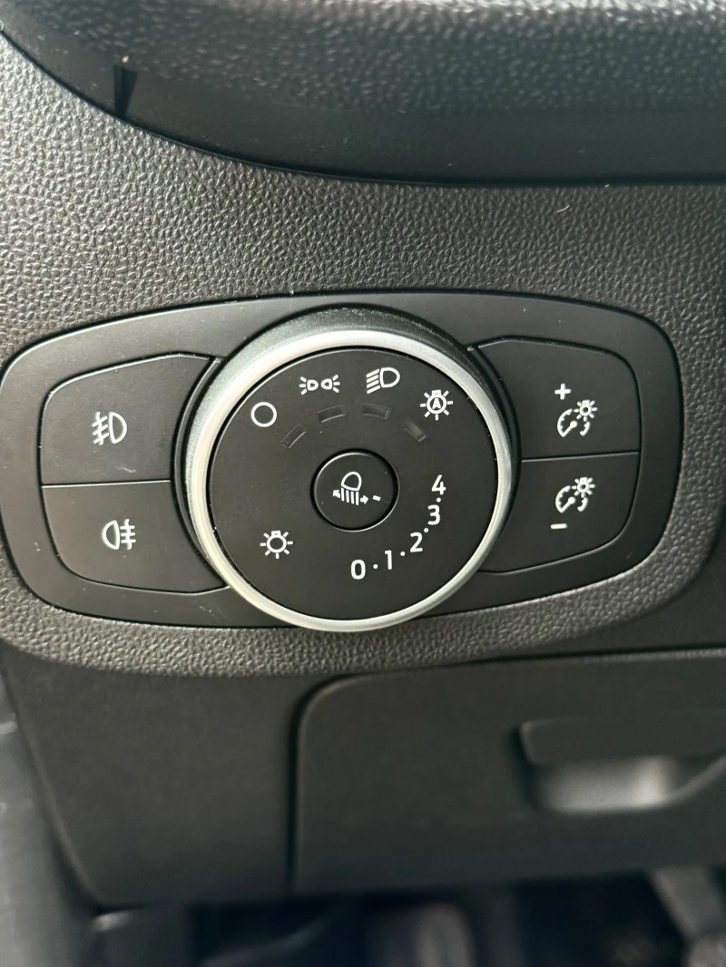 Ford Fiesta 1.1/86кс/105хил км/Ръчка/Нави/Парктроник/Тъч, снимка 13 - Автомобили и джипове - 53097832