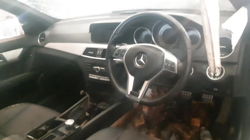 Mercedes-Benz C 220 220дчасти, снимка 2 - Автомобили и джипове - 11541289