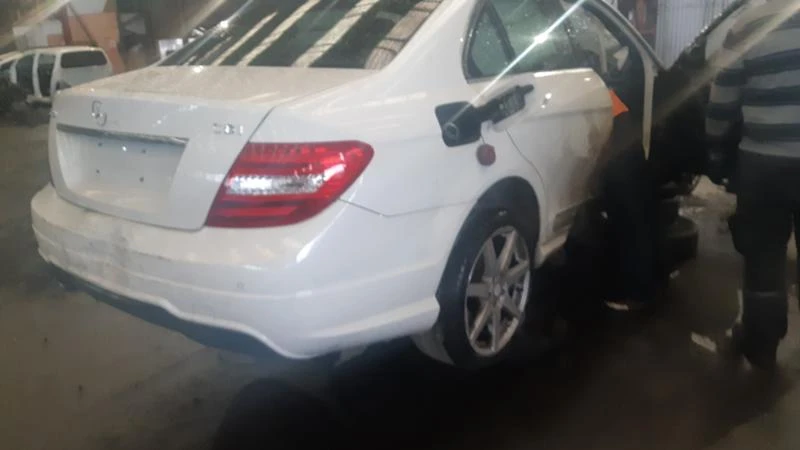 Mercedes-Benz C 220 220дчасти, снимка 1 - Автомобили и джипове - 11541289