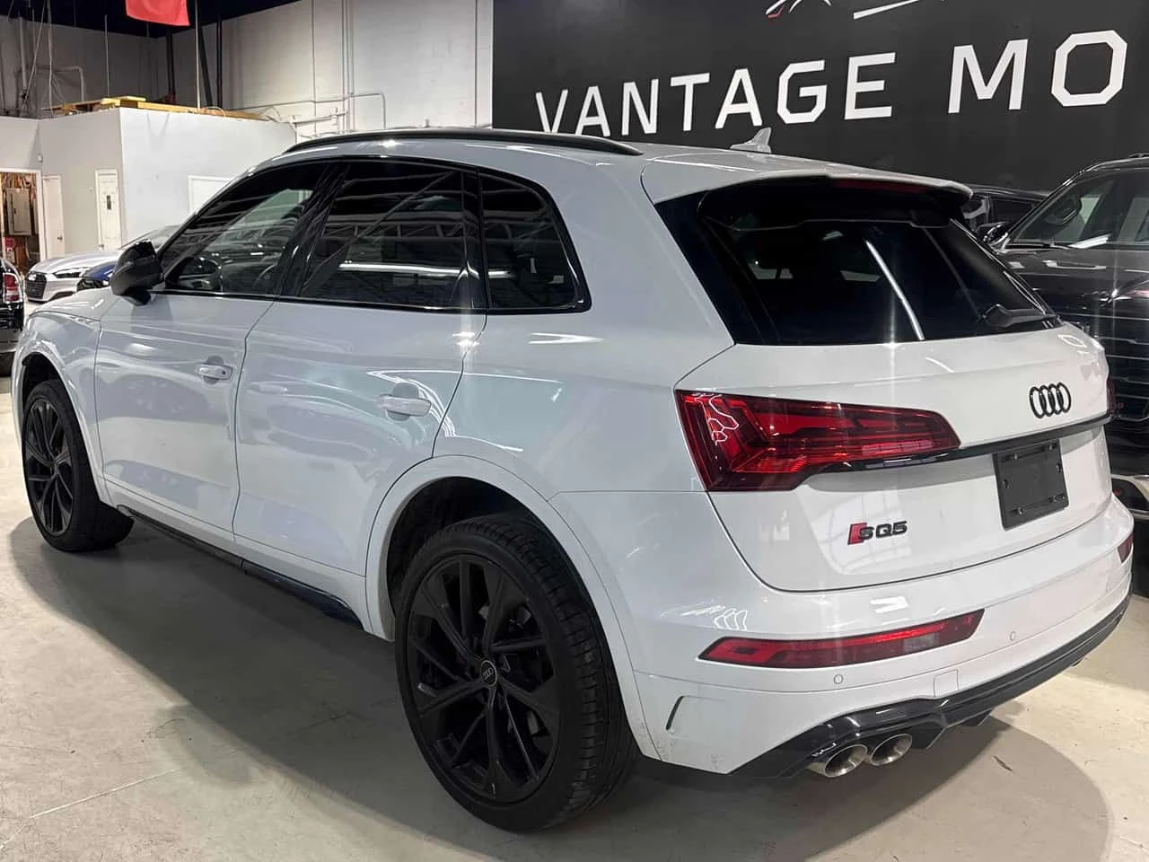 Audi SQ5 Progressiv | CARFAX | АВТОКРЕДИТ БЕЗ ПЪРВОНАЧАЛНА, снимка 3 - Автомобили и джипове - 55649210