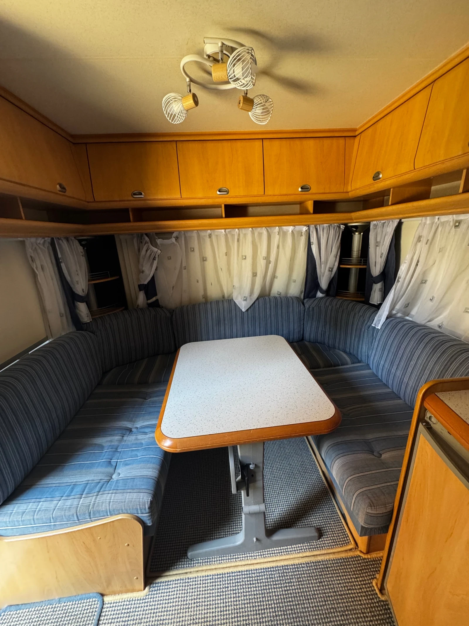 Каравана Hobby de luxe easy 400, снимка 12 - Каравани и кемпери - 54963345