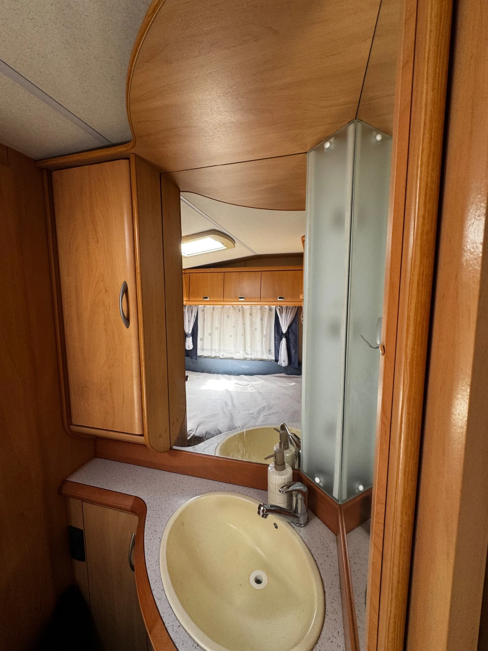 Каравана Hobby de luxe easy 400, снимка 13 - Каравани и кемпери - 54963345