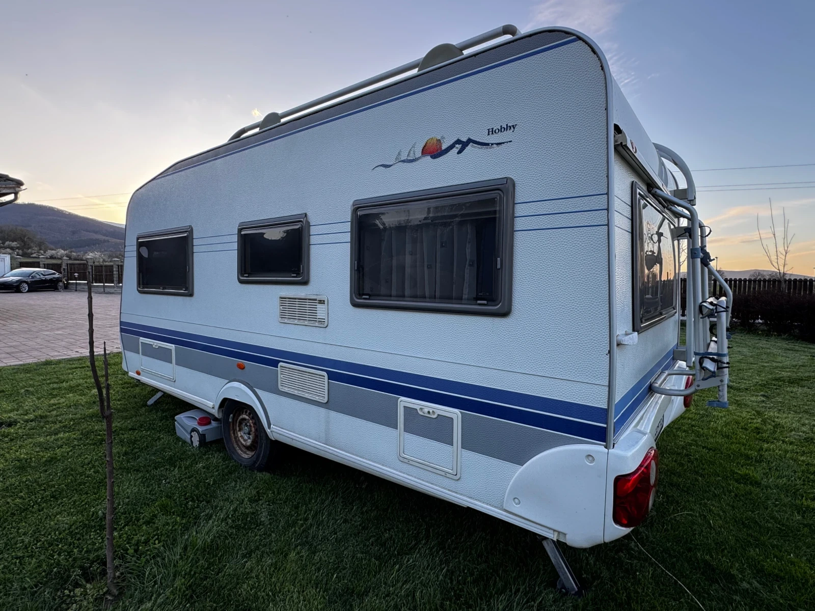 Каравана Hobby de luxe easy 400, снимка 2 - Каравани и кемпери - 54963345