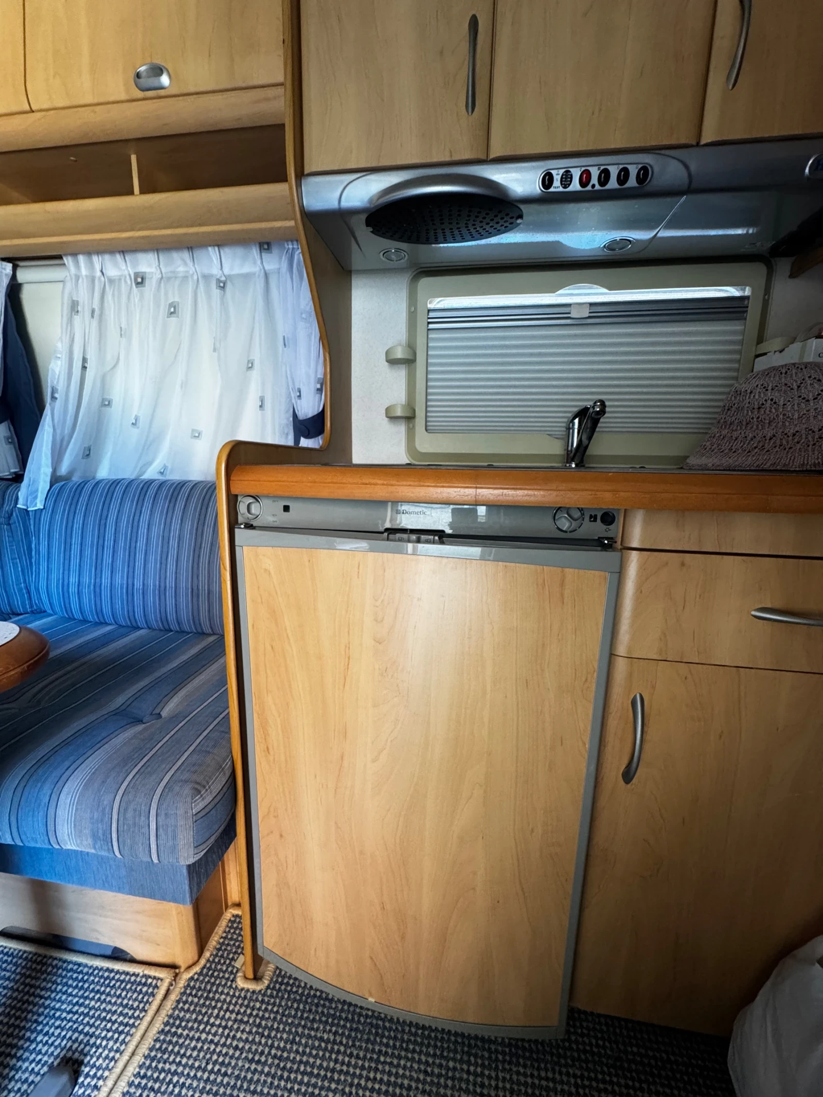 Каравана Hobby de luxe easy 400, снимка 15 - Каравани и кемпери - 54963345