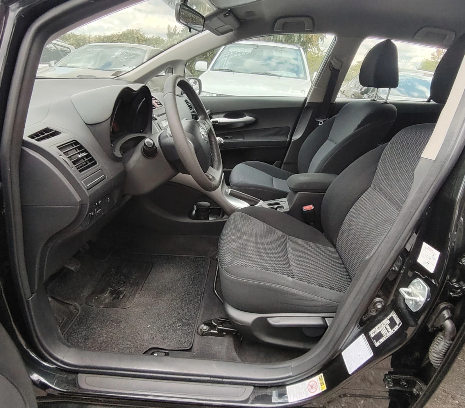 Toyota Auris 1.6vvti/SOLL, снимка 8 - Автомобили и джипове - 56185700