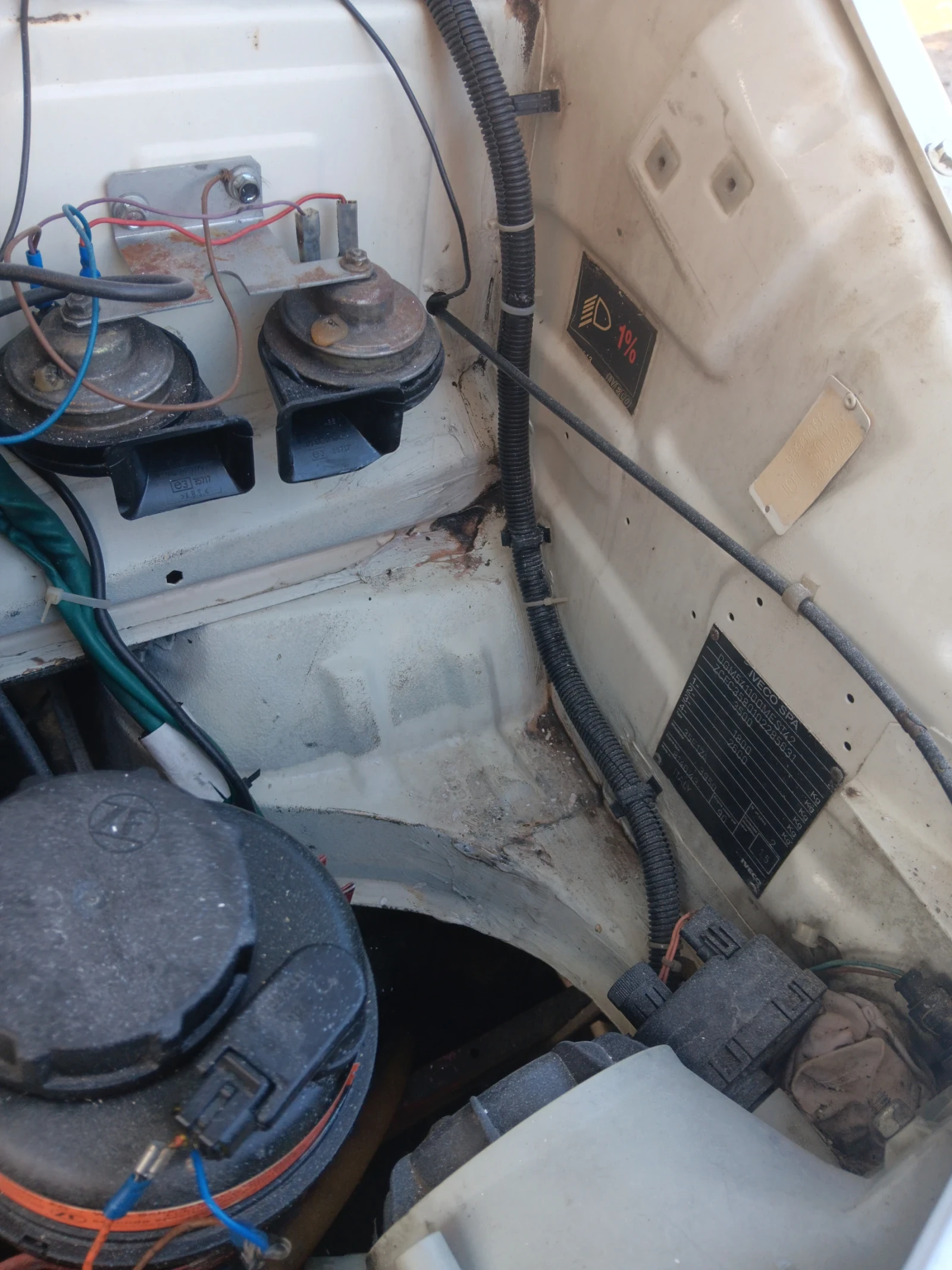 Iveco 3512 Тристранен самосвал  - изображение 2