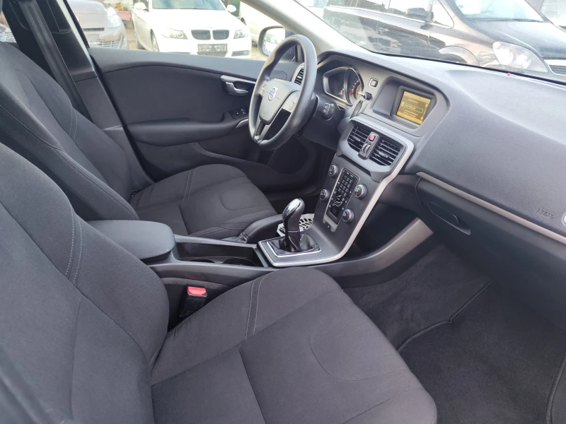 Volvo V40 1.6 бензин Реални 77478 к, снимка 12 - Автомобили и джипове - 50398072