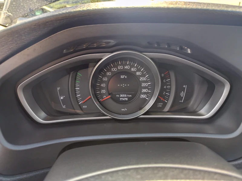 Volvo V40 1.6 бензин Реални 77478 к, снимка 13 - Автомобили и джипове - 50398072