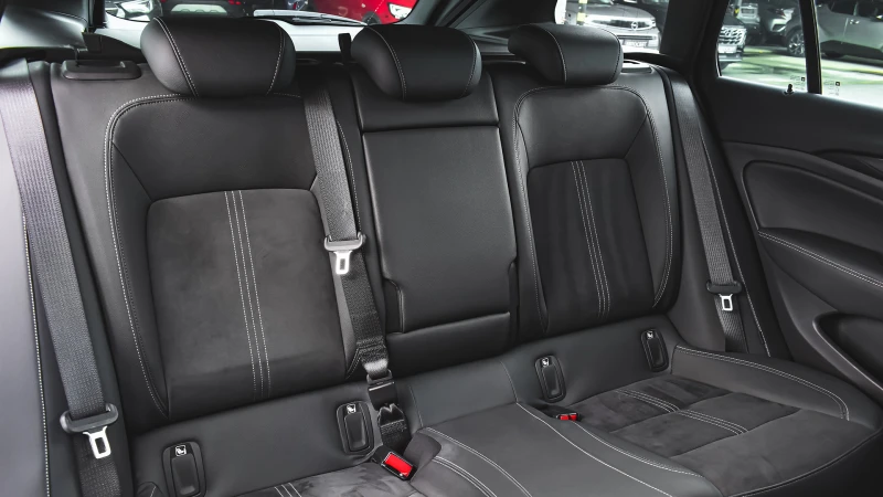 Opel Insignia Sports Tourer 2.0 CDTI Ultimate Automatic, снимка 11 - Автомобили и джипове - 52391909