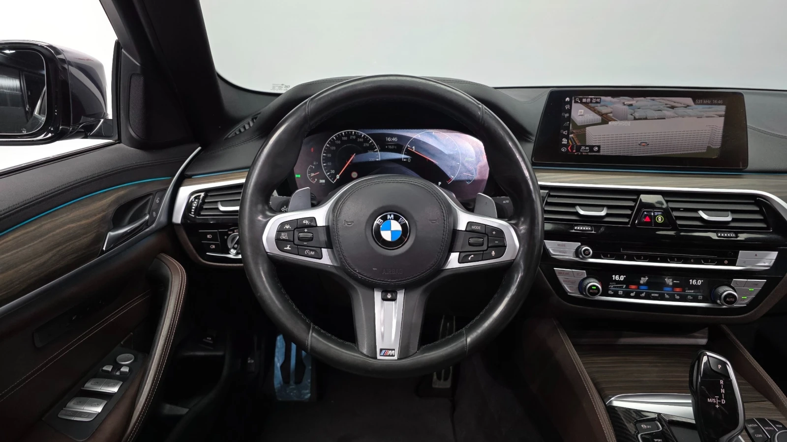 BMW 530 М ПАКЕТ/360 КАМ/ОБДУХПОДГРЕВ/ШИБЕДАХ/ПАМЕТ/HUD/, снимка 11 - Автомобили и джипове - 55049671