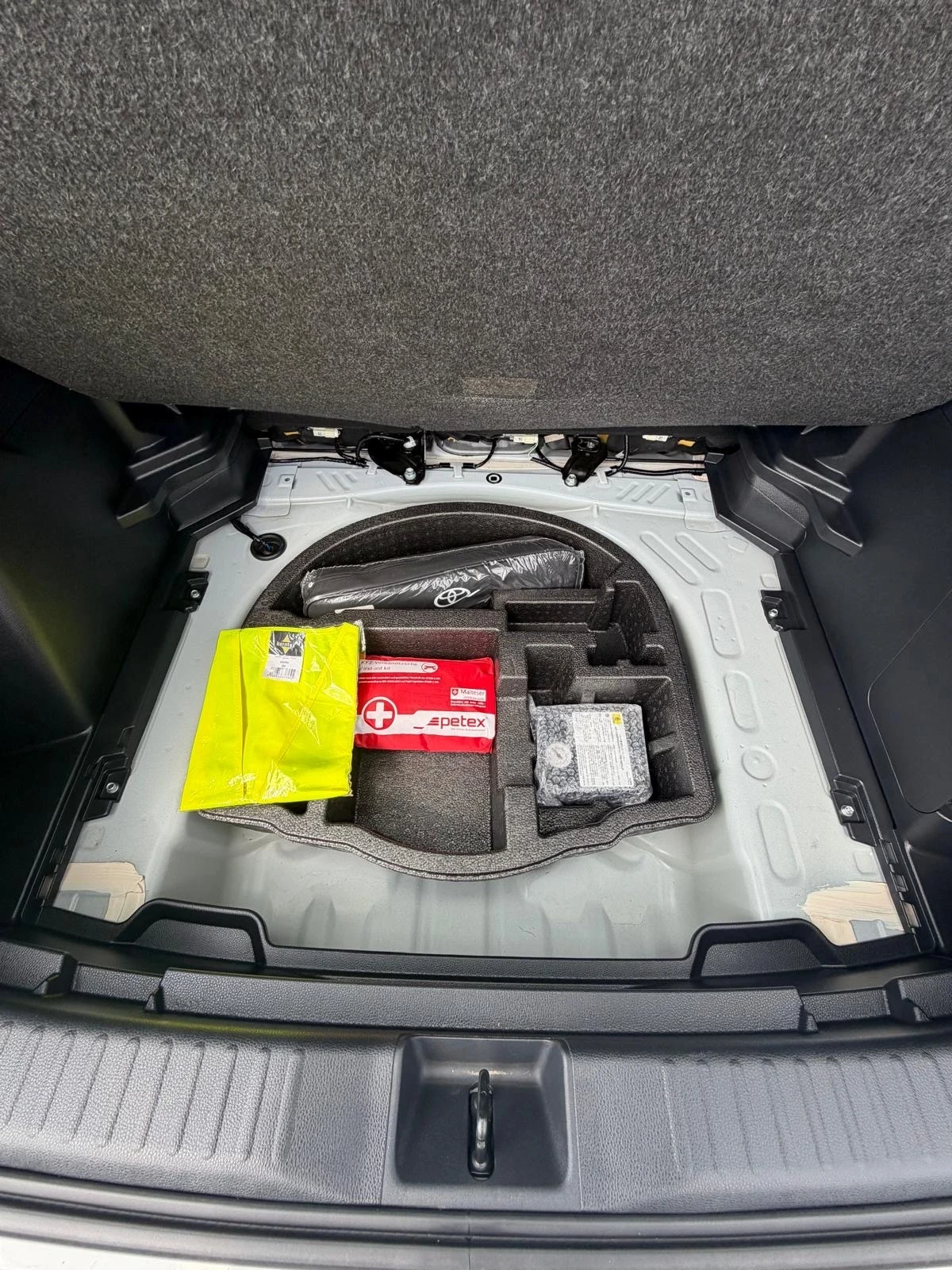 Toyota Yaris Cross 1.5 HYBRID , снимка 16 - Автомобили и джипове - 55426040